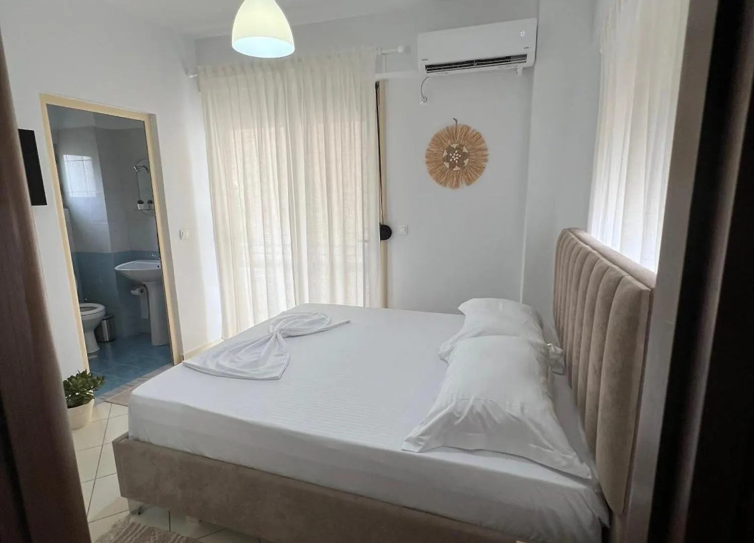 Helios Rooms Sarande 0*,