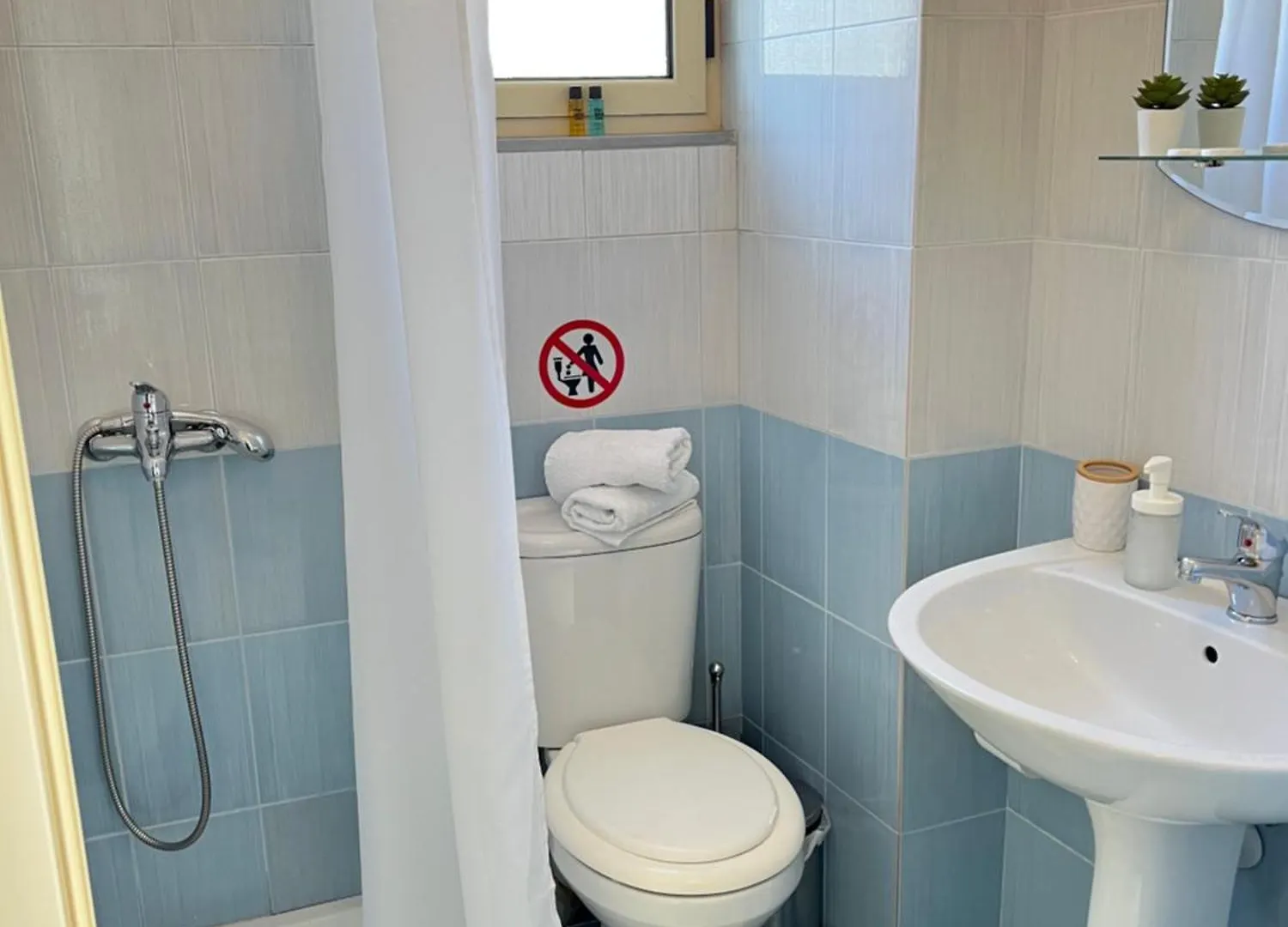 Helios Rooms Sarande 0*,