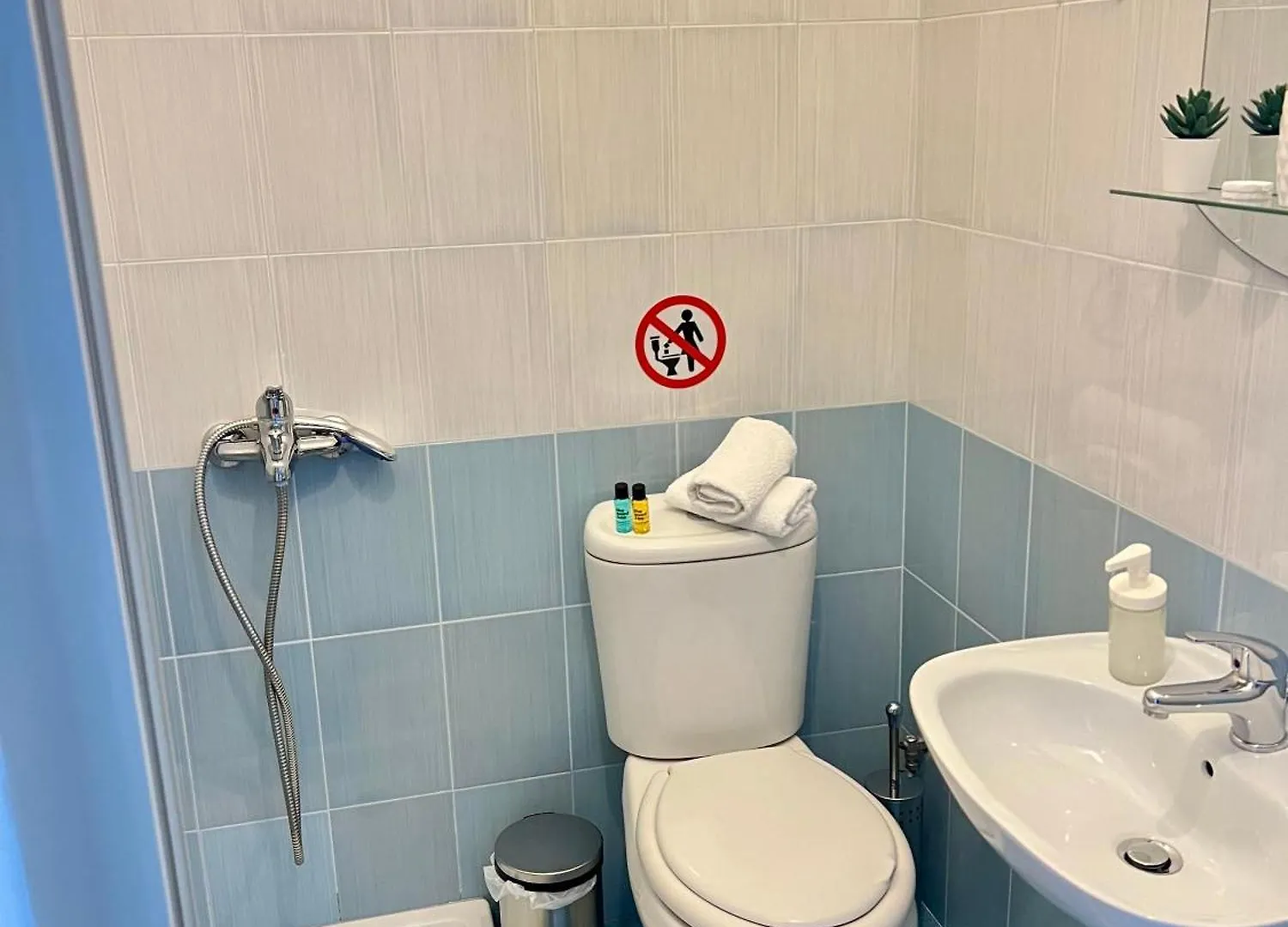 Helios Rooms Sarande 0*,