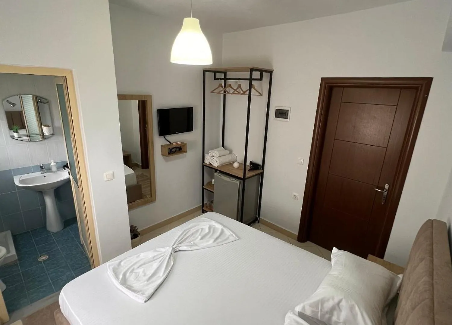 Helios Rooms Sarande 0*,  Albania